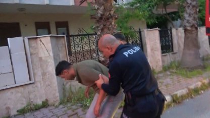 Bunalıma girip evini yakan genci ekipler kurtardı