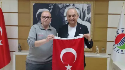 Çöpte bulduğu bayrağı alıp temizleyen ve kamyonuna asan Kepez Belediyesi çalışanına başkandan plaket