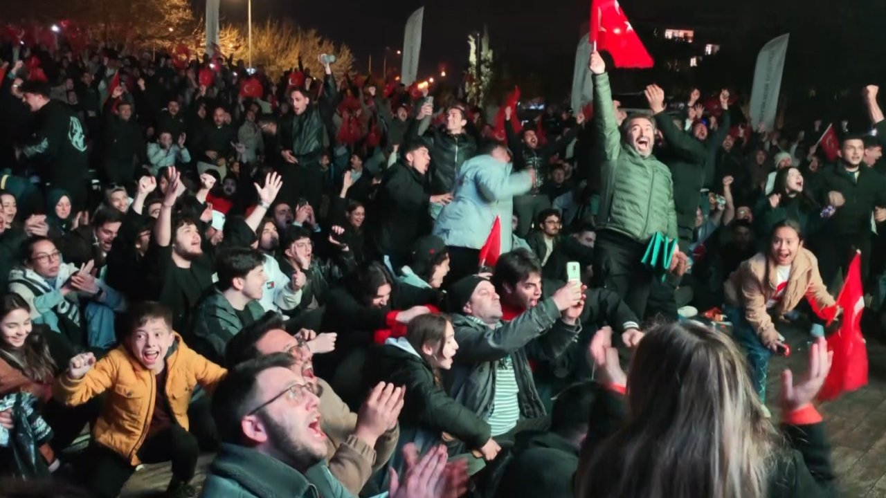 Dev ekrandaki bitiş düdüğüyle Antalya’da bayram havası esti