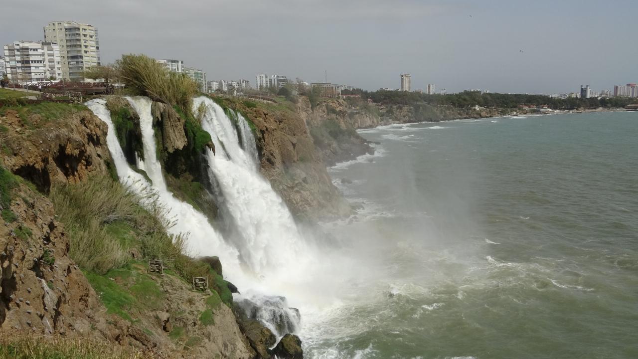 Dünyaca ünlü şelale, yağmur sonrası denizi kahverengiye bürüdü