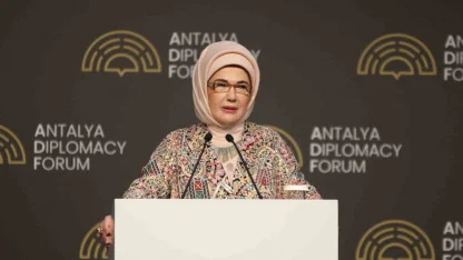 Emine Erdoğan: "Çocuklarımız için şiddeti özendiren ve sıradanlaştıran ne varsa, hangi mecrada ve ne kılıkta olursa olsun kararlılıkla mücadele etmek zorundayız"
