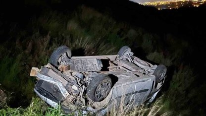 Hafif ticari araç, antik kent girişinde şarampole yuvarlandı: 2 yaralı