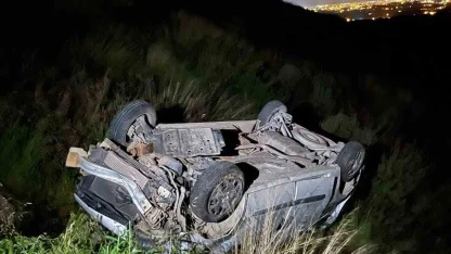 Hafif ticari araç, antik kent girişinde şarampole yuvarlandı: 2 yaralı