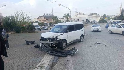 Hafif ticari araçla çarpışan otomobilin sürücüsü yaralandı