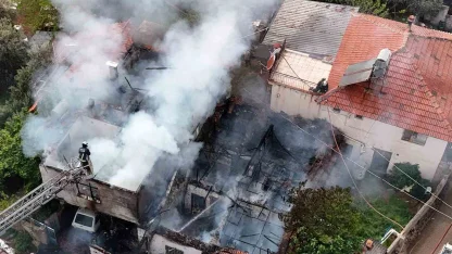 İki katlı gecekonduda çıkan yangın bitişiğindeki eve sıçradı