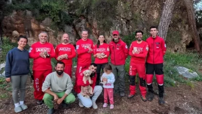 Kaya içerisindeki yarığa düşen 6 yavru köpek için film gibi kurtarma operasyonu
