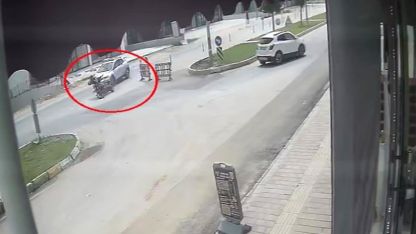 Kaza yapan motosikletli karşı yönden gelen minibüsün altında kaldı