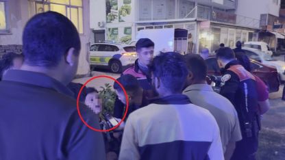 Kazada hafif yaralanan küçük kardeşleri kimse ikna edemedi: Babadan gelen telefonla ambulansa bindiler