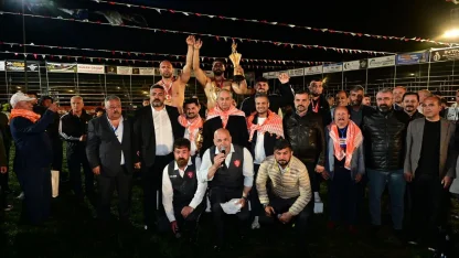 Kepez’de 12 yıl sonra er meydanı kuruldu: 984 pehlivan kıyasıya mücadele etti