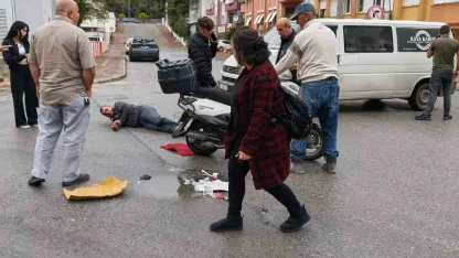 Manavgat’ta kamyonetle çarpışan motosikletin sürücüsü yaralandı