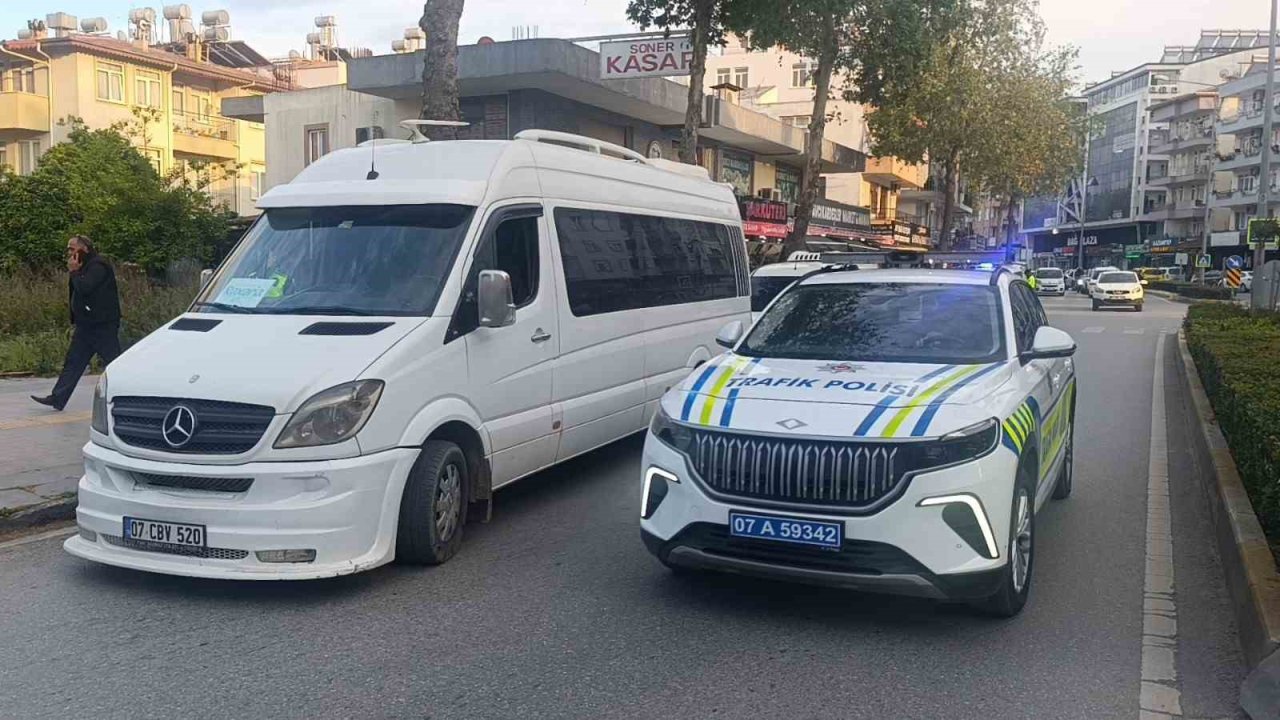 Manavgat’ta motosiklet ile minibüs çarpıştı: 1 yaralı