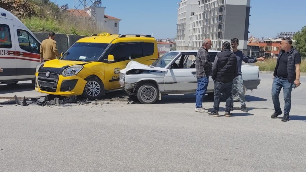 Manavgat’ta taksi ile otomobil çarpıştı: 2 yaralı