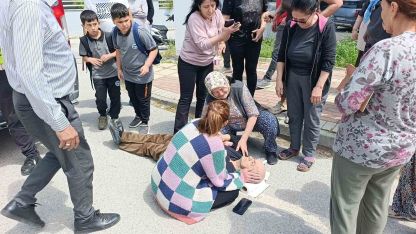 Manevra yapan öğrenci servisi görme engelli yayaya çarptı, eşi gözyaşlarına boğuldu