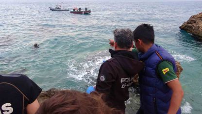 Montuyla ayakkabısını çıkarıp kot ve atletle denize giren genç boğuldu