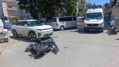 Motosiklet otomobile çarptı , o anlar güvenlik kamerasına yansıdı:1 yaralı