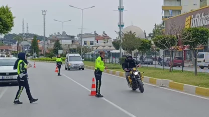 Motosikletini uygulama yapan polislerin üzerine sürüp kaçtı