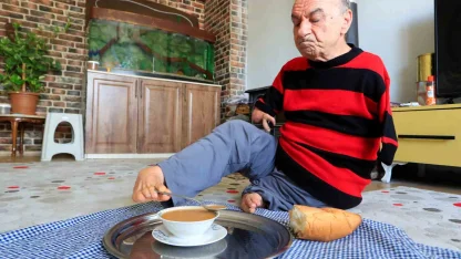 Onu görenler azmine hayran kalıyor: Ayaklarıyla tıraş oluyor, yemek yiyor, para üstü veriyor