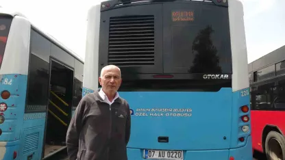 Otobüs şoföründen patenci çocuklara LED’li uyarı: "Patenci kardeş tutma arkadan, anneni babanı ağlatma arkandan"