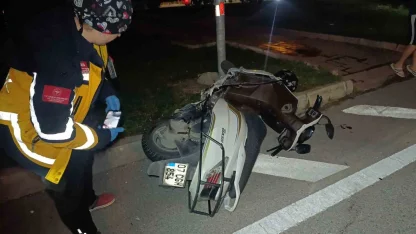 Otomobil ile çarpışan motosikletli acı içinde yerde kaldı