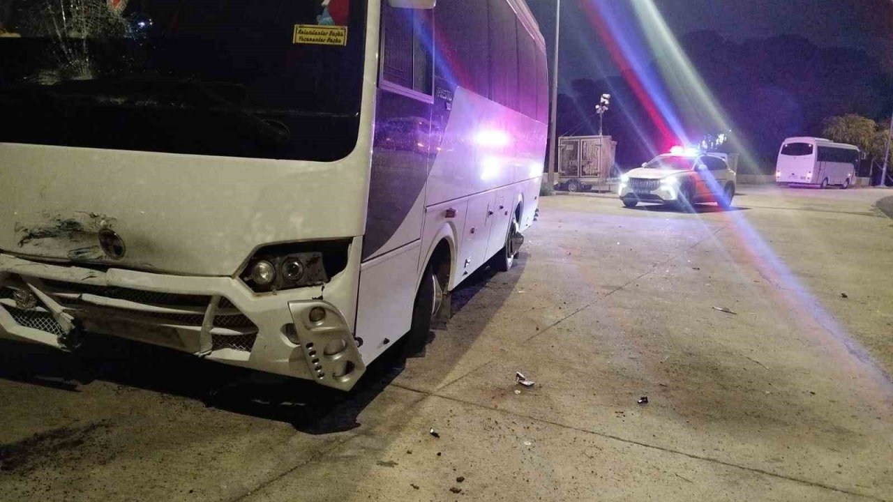 Serik’te midibüs ile çarpışan motosikletli yaralandı