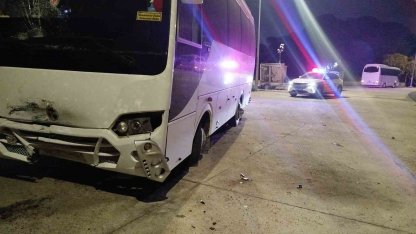 Serik’te midibüs ile çarpışan motosikletli yaralandı