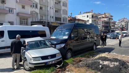 Serik’te tur minibüsü ile otomobil çarpıştı: 2 yaralı