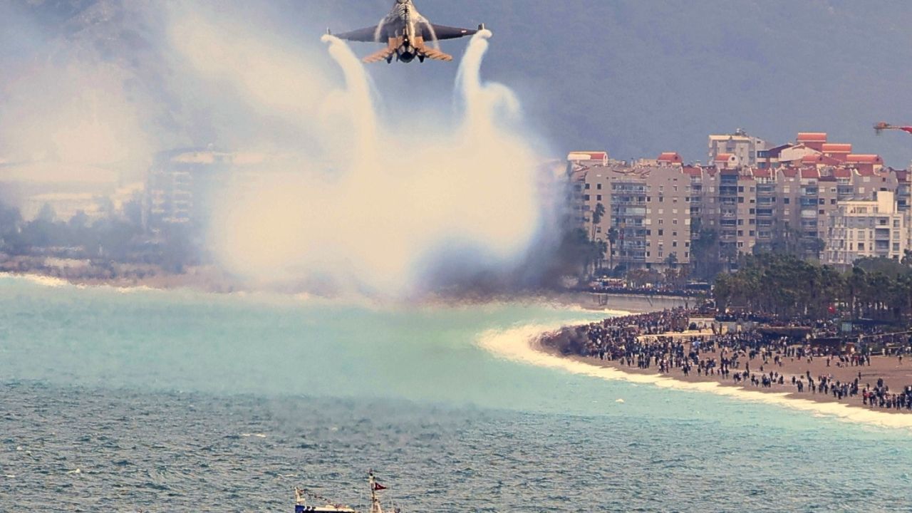 SOLOTÜRK Antalya’da nefes kesti: 23 Nisan kutlamalarında gökyüzü bayraklarla buluştu