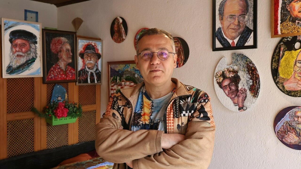 Tarihi semtte çay posasından portakal filesine, her şeyi esere dönüştürüyor