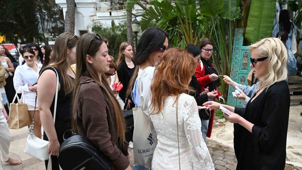 Ukrayna’dan gelen 100 seyahat acentesi yetkilisi Kemer turizmi hakkında bilgi aldı