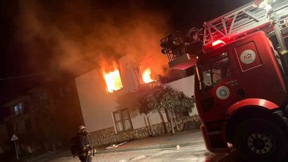 Yanan evde dumandan etkilenen iki çocuk hastaneye kaldırıldı