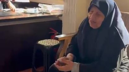 Yaşlı kadının pazarda kaybettiği cüzdanı zabıta ekipleri bulup sahibine teslim etti