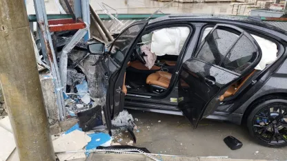 Otomobil fabrika kapısına çarptı: 2 yaralı