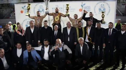 Kumluca'daki Yağlı Pehlivan Güreşleri'nde başpehlivan Orhan Okulu