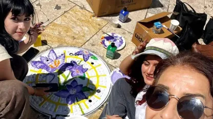 Kaleiçi'nde rögar kapakları renklendi