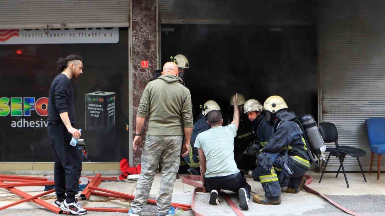 Antalya’da sünger dolu depoda  korkutan yangın