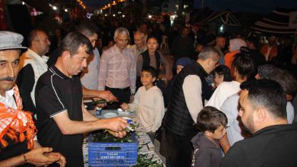 Çocukluğunda yediği salatalığı unutamayan muhtar 1 ton salatalık dağıttı
