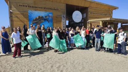 Erasmus ile Manavgat’a gelen öğrenci ve öğretmelerden temizlik etkinliği