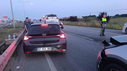 Manavgat’ta 3 araçlı zincirleme kaza: 2 yaralı