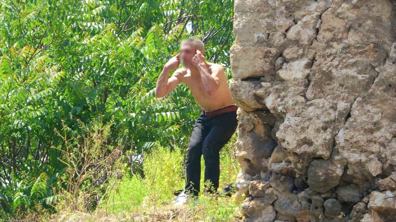 Önce anıta ardından tarihi surlara çıktı