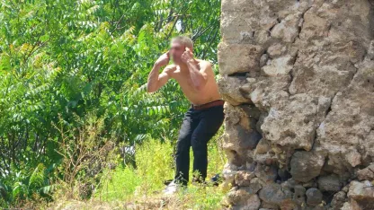 Önce anıta ardından tarihi surlara çıktı, karnı acıkınca çorbayla ikna edildi
