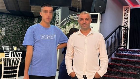 Otizmli oğlunun saldırgan davranışları çaresiz bıraktı