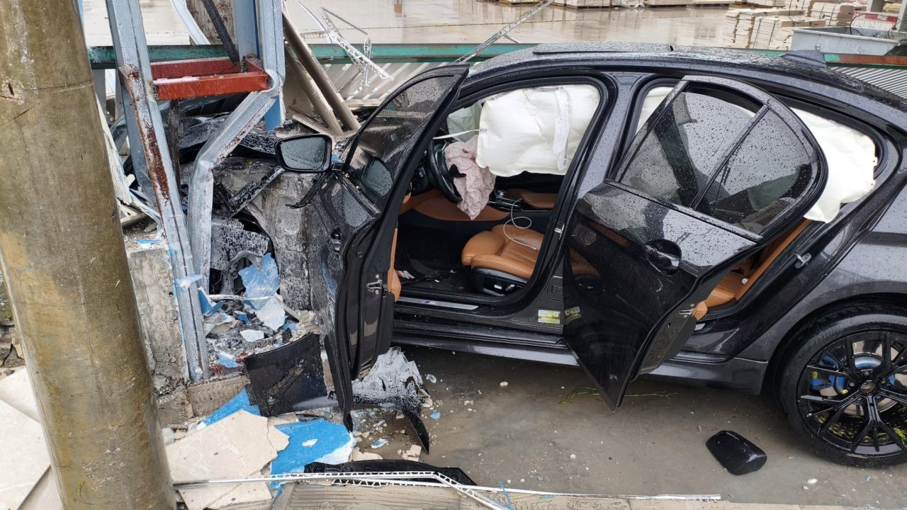 Otomobil fabrika kapısına çarptı: 2 yaralı