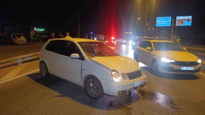 Seyir halindeki otomobil bariyerlere çarptı: 2 yaralı