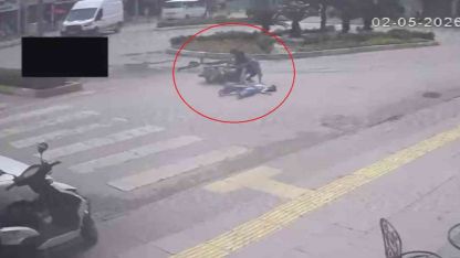 Yaya geçidini kullanan bisiklete motosiklet çarptı: 2’si çocuk 3 yaralı