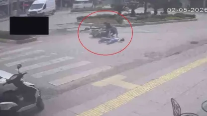 Yaya geçidini kullanan bisiklete motosiklet çarptı: 2’si çocuk 3 yaralı