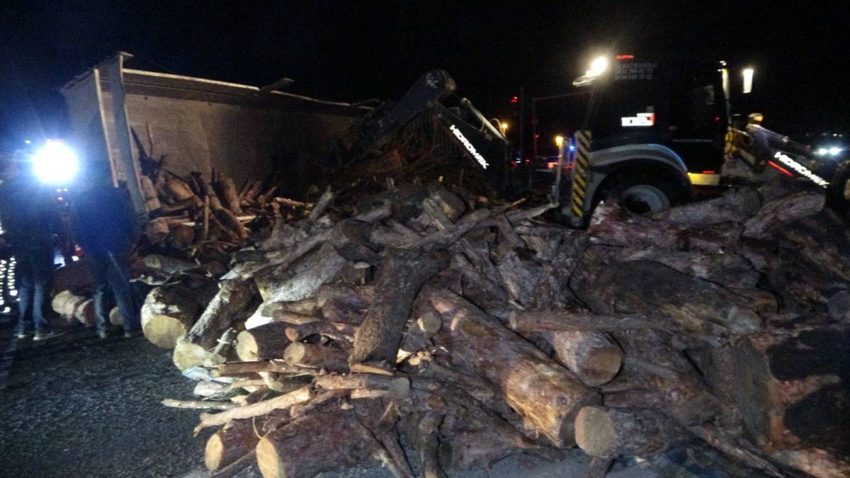 Antalya’da odun yüklü kamyon devrildi, trafik 3 saat durdu