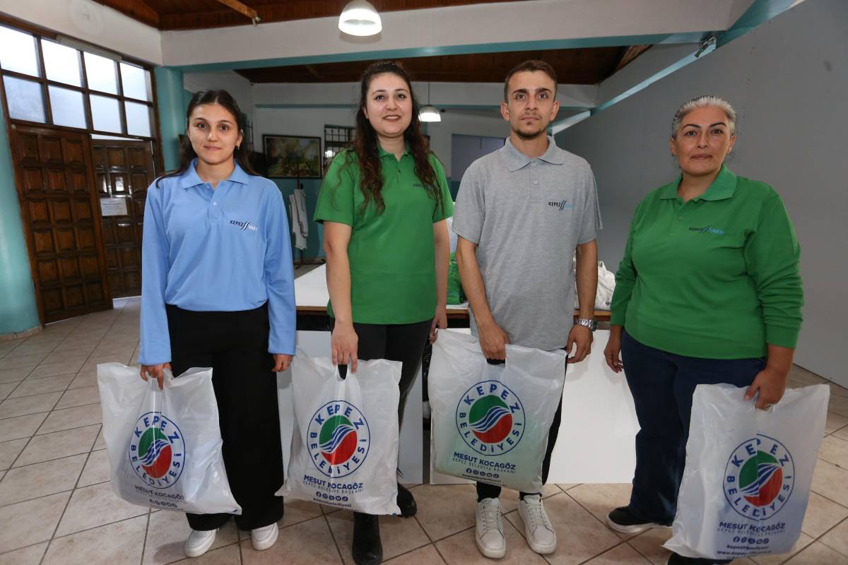 Kepez’de belediye personelinin üniformaları kadın eliyle üretilip tasarruf sağlanıyor