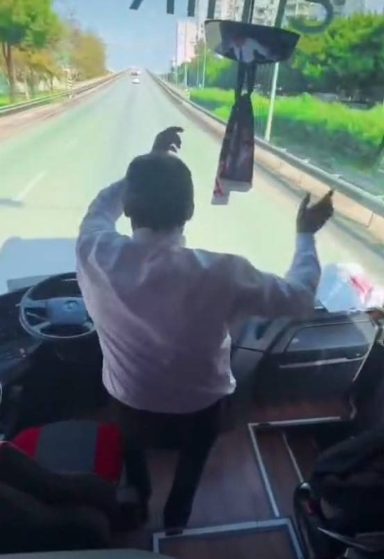 Taraftarları deplasmana götüren şoför araç seyir halindeyken ayağa kalkıp oynadı