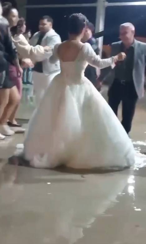 Düğünü su basınca, paçalarını sıvayıp oynamaya devam ettiler