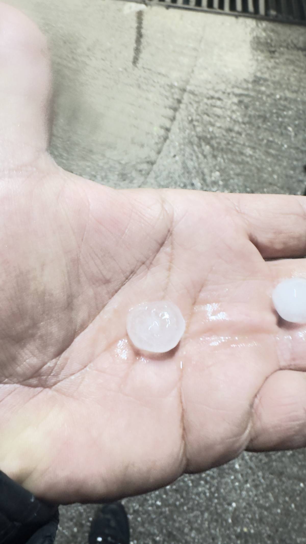 Suda mahsur kalan araçtaki 2 kişiyi itfaiye ekipleri kurtardı